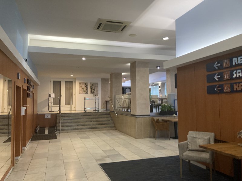 Hala - směr restaurace před rekonstrukcí