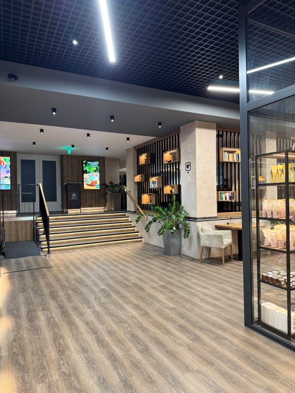 Hala - směr restaurace po rekonstrukci