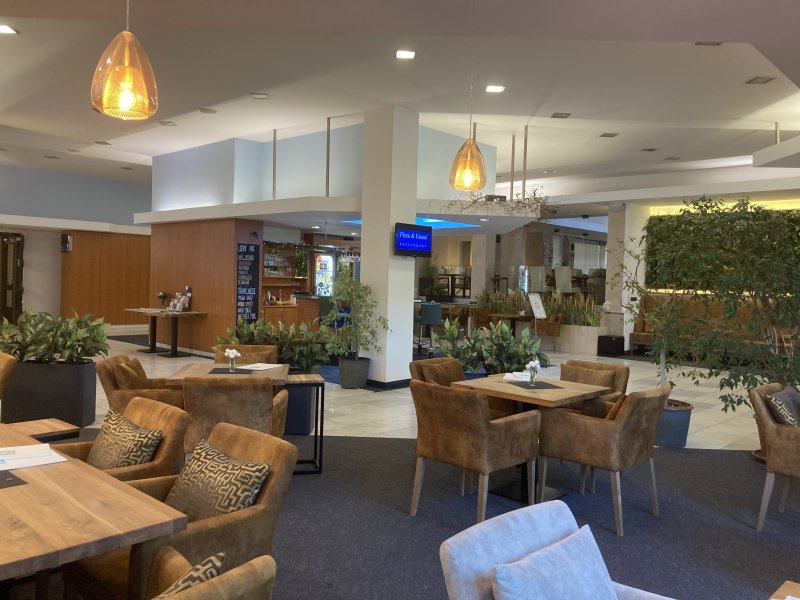 Lobby a sezení + bar před rekonstrukcí - 